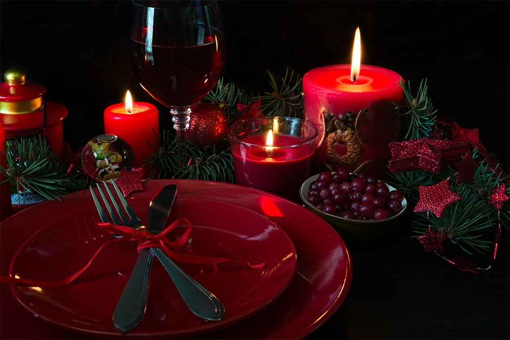  Decorative Christmas composition with three candlesticks and a red candle 