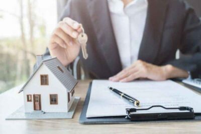 Man handing over the house keys