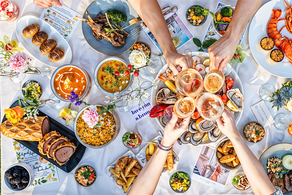 People cheersing drinks and enjoying brunch in Dubai