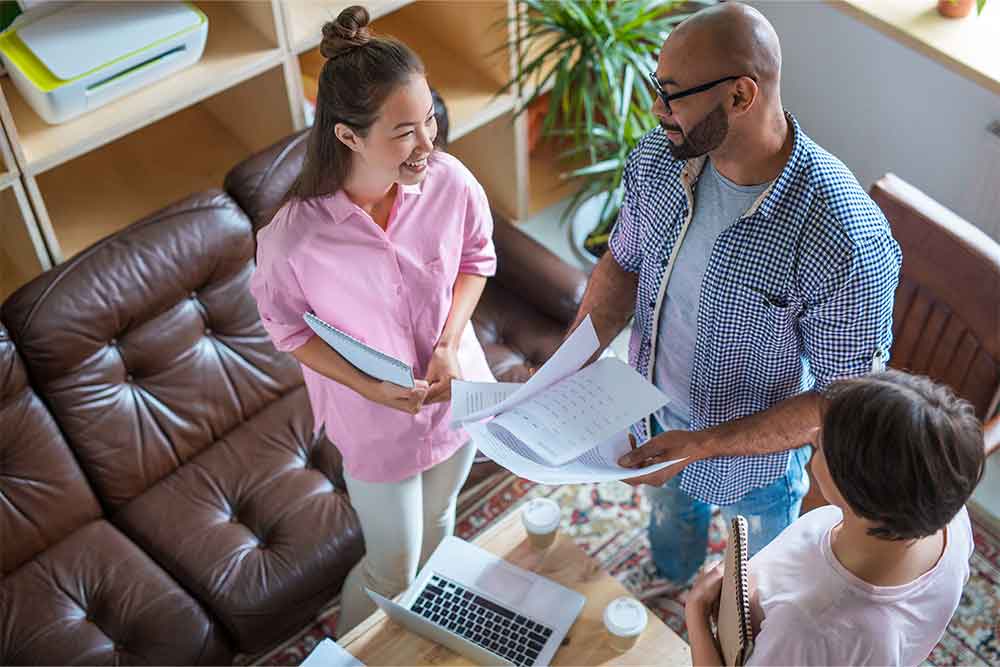 People discussing home insurance 