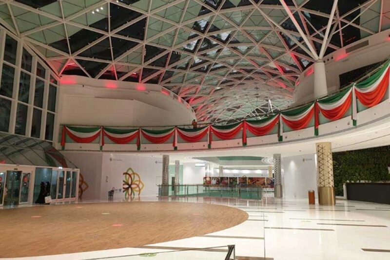  Image of a empty hall of a mall