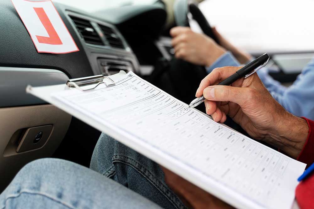 Guide cross-checking the lessons at driving schools in abu dhabi