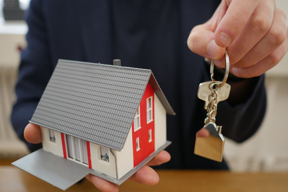 Handing over the keys of the off-plan property