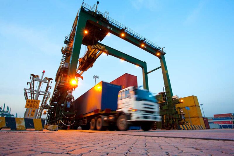 Efficient cargo handling by Abu Dhabi shipping companies