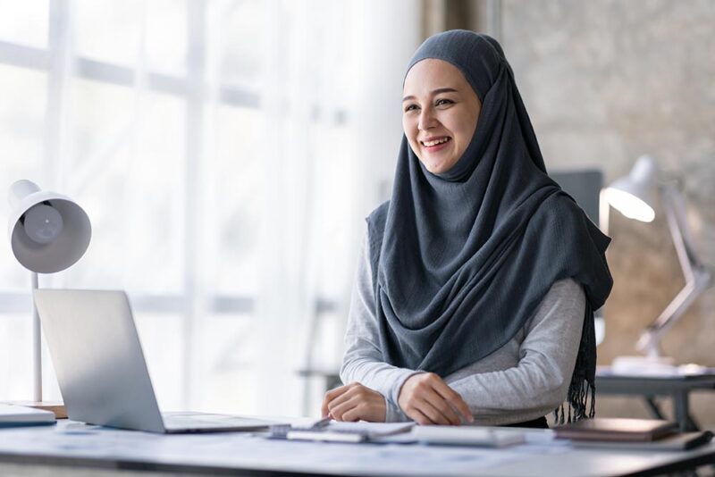 An employee at DLD Taskeen service