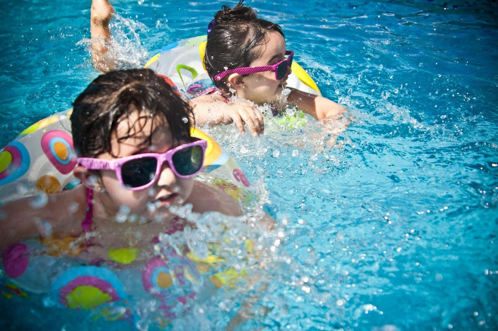 kids swimming 