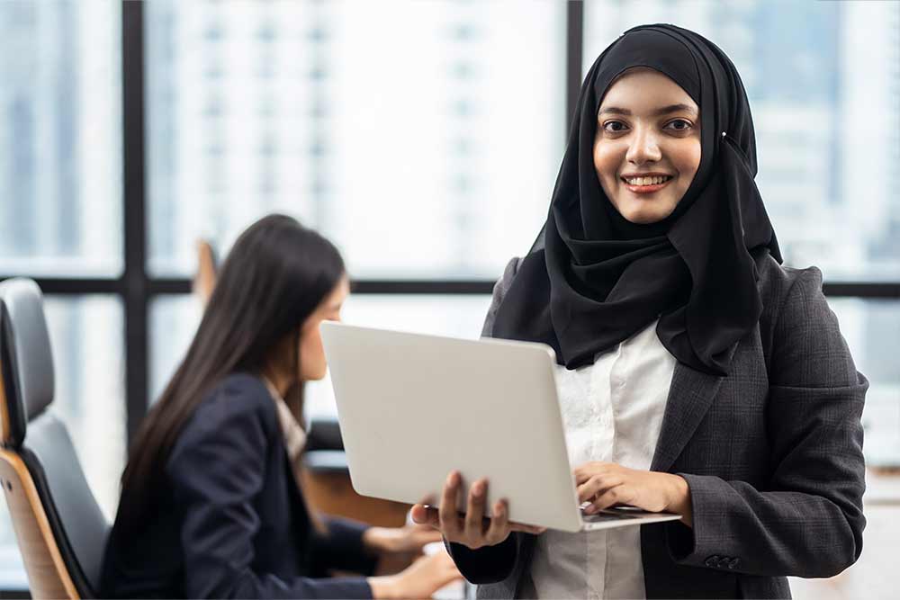 A female employee in UAE