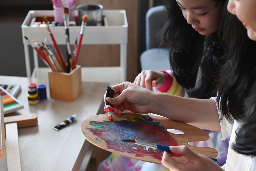 Let your kids express their creativity at different art clubs