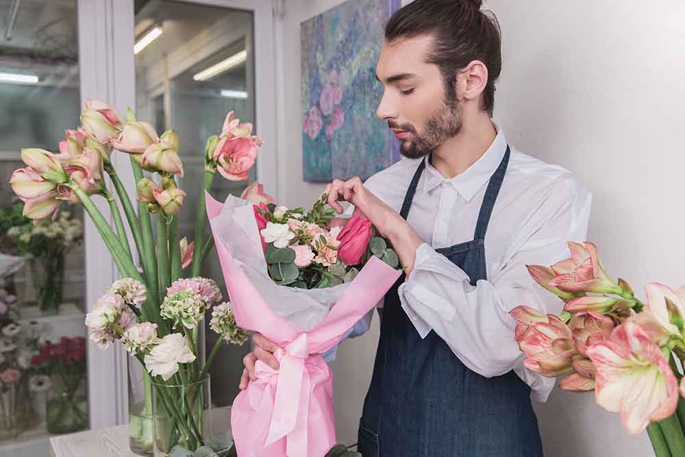 Florist in Dubai making flower bouquets 