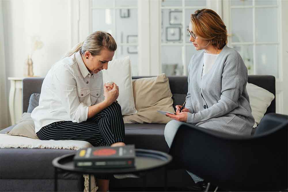 A woman talking to a therapist in mental health centre of Abu Dhabi