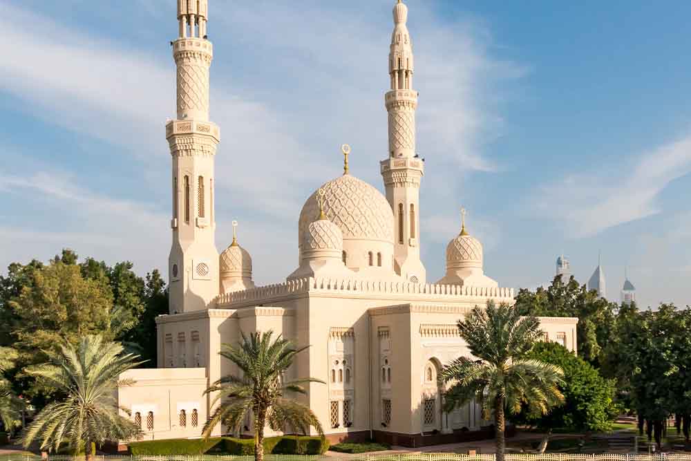 Image if a white mosque in Dubai