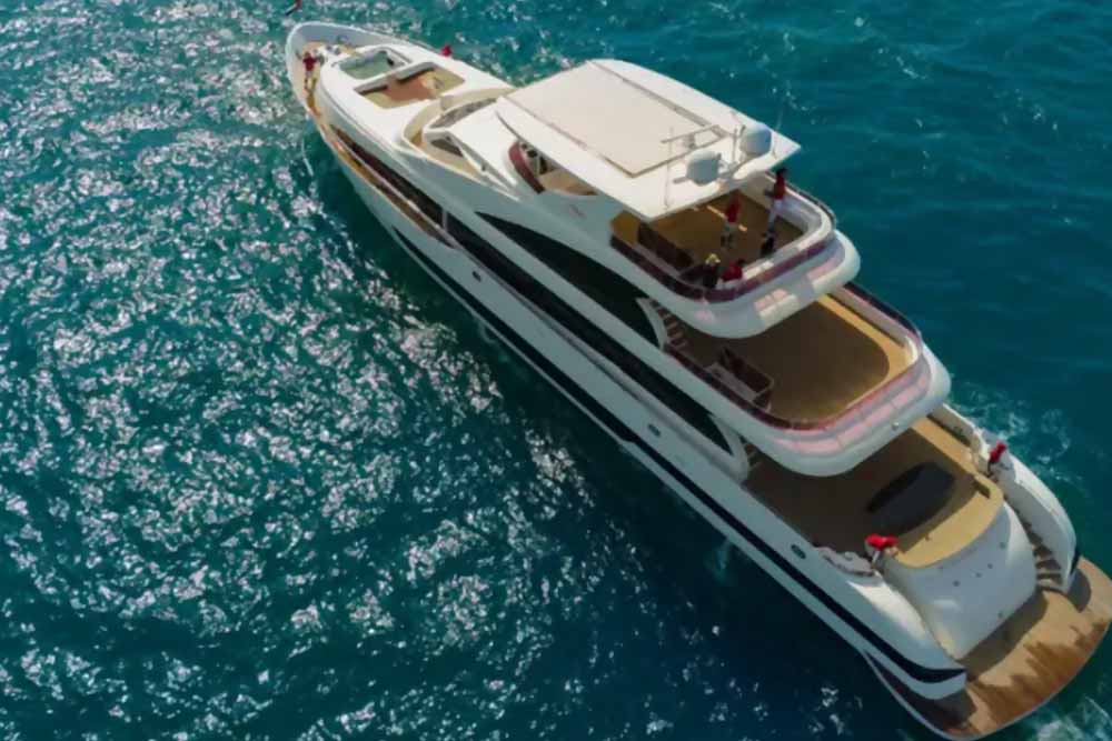 cruising around an expensive yacht with xlclusive yacht services 