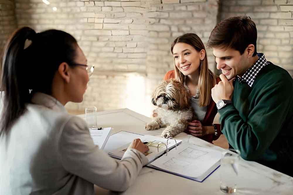 Discussion between realtor and tenants