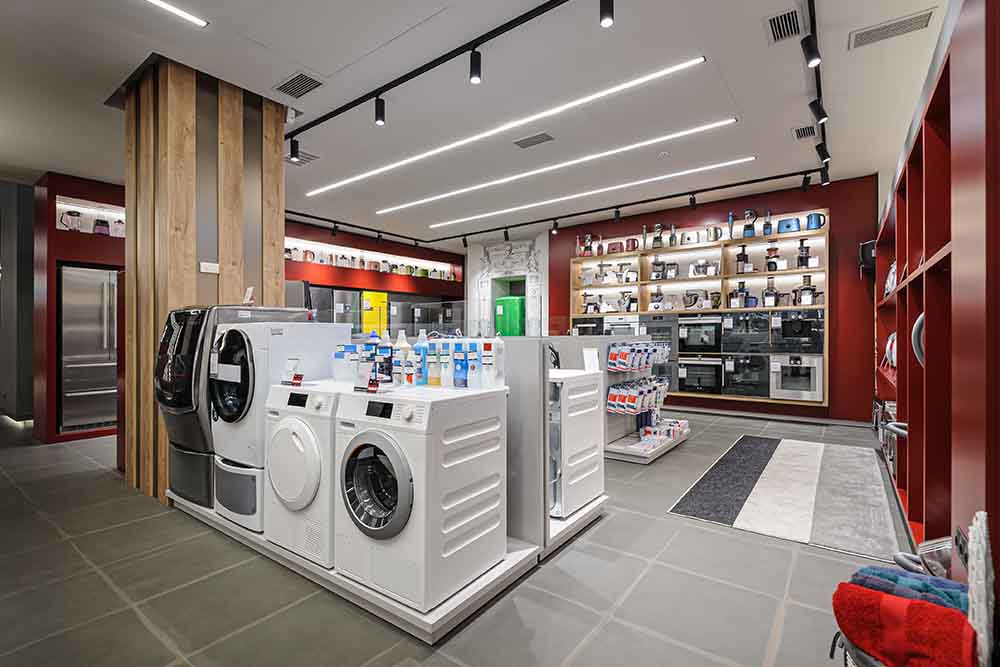 Washing machines and other items in an electronic store 