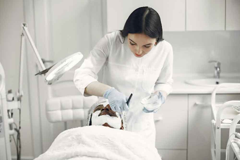 skincare treatment at Dubai’s aesthetic clinic 