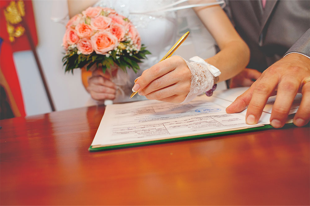 signing UAE marriage certificate