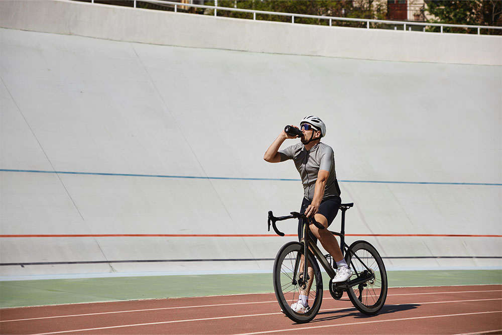 Cyclist hydrating himself on the track