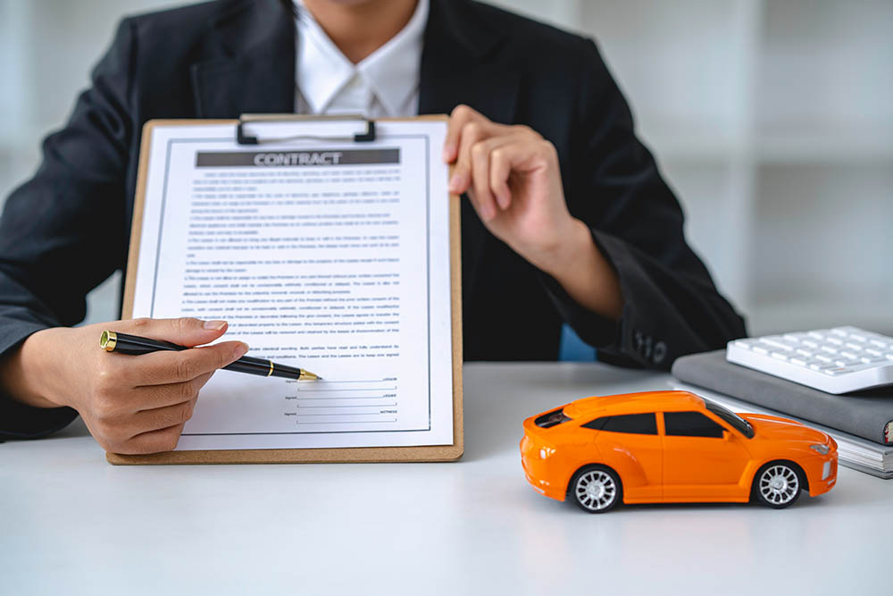 Signing off documents of car insurance in Abu Dhabi