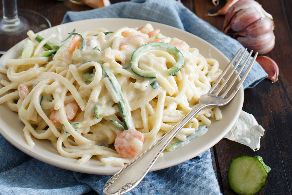 Shrimp creamy spaghetti topped up with veggies