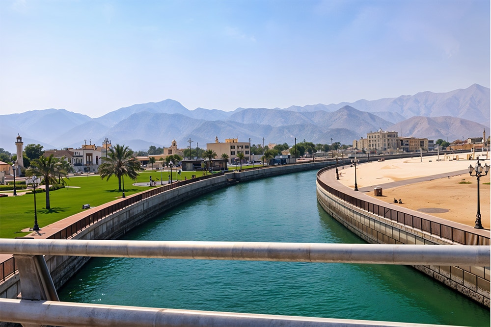 Canal at dibba al hisn