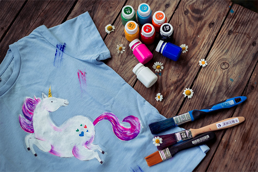 Painting unicorn on a t-shirt 