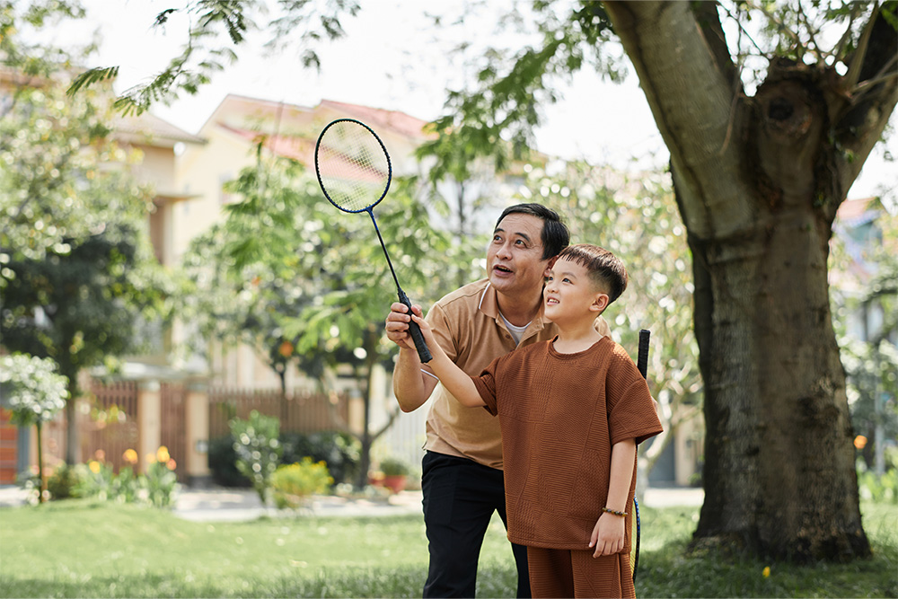 Teaching a kid how to play badminton 