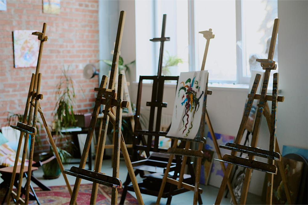 Easel rental service at Dubai International Art Centre