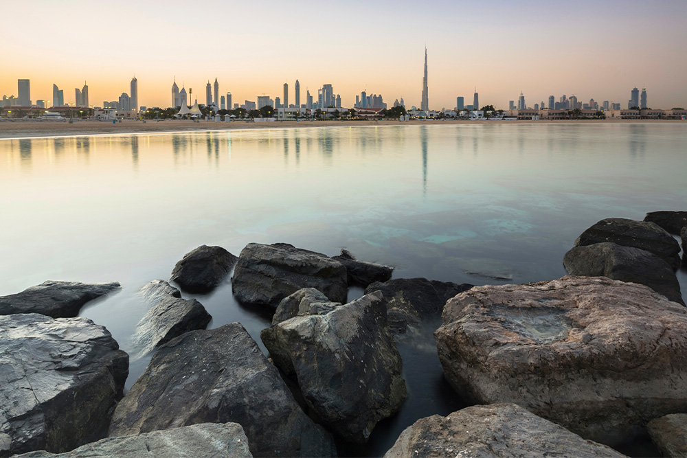 تتمتع جزيرة الشويهات ابوظبي بوجود عدد كبير من الكهوف