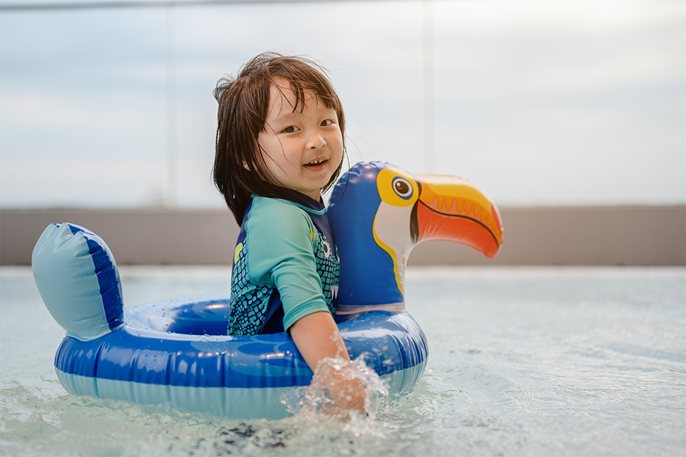 Teaching swimming to a toddler in Abu Dhabi