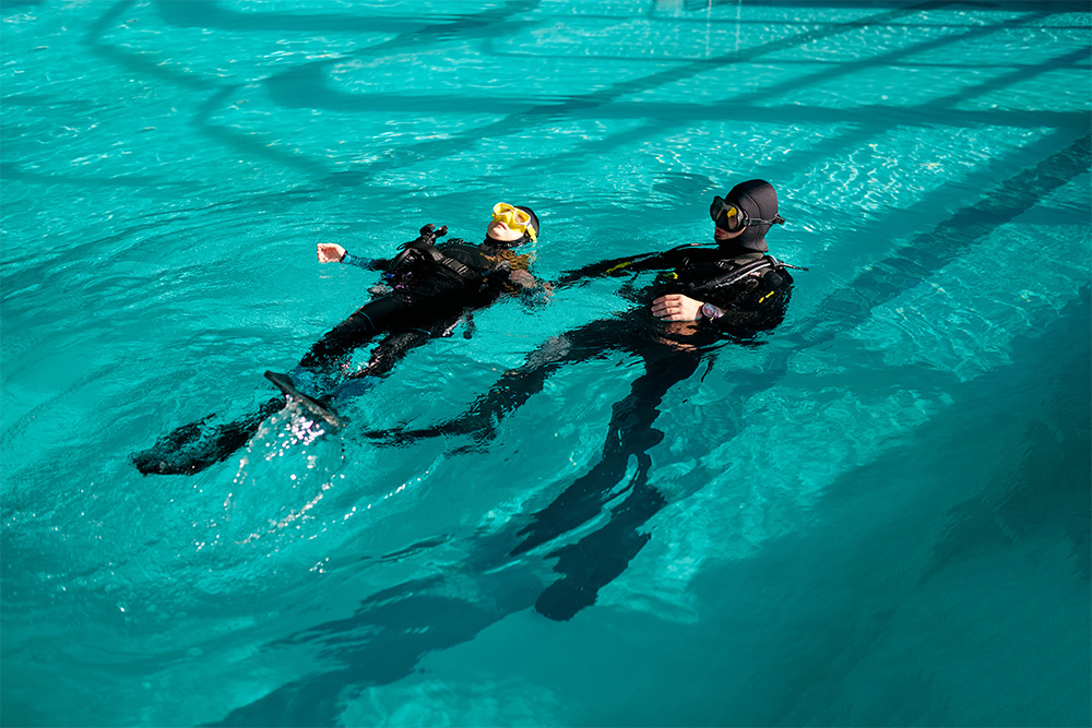  scuba gear, lesson in diving school. 