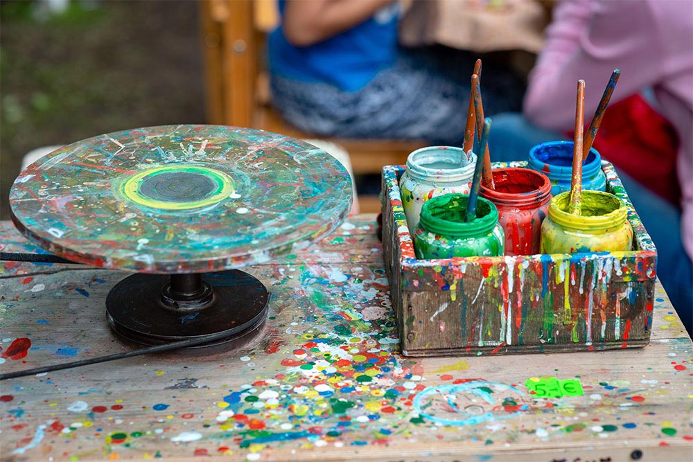 Used spin art table and paints