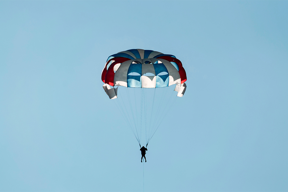 An experienced parasailer in Dubai