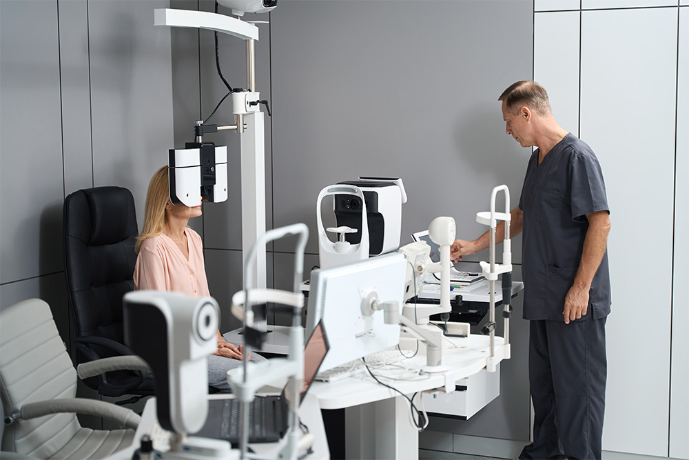 A staff member preparing for the lady’s eye exam 