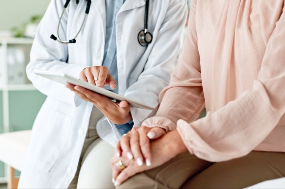 a doctor sharing the report with patient in a clinic