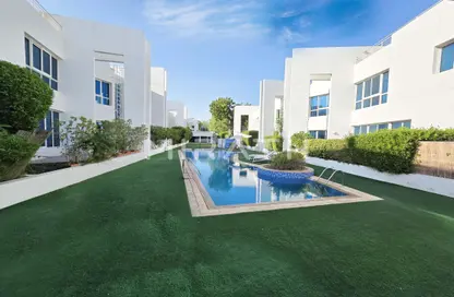 Villa - 4 Bedrooms - 5 Bathrooms for rent in Jumeirah 1 Villas - Jumeirah 1 - Jumeirah - Dubai