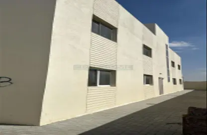 Warehouse - Studio - 3 Bathrooms for rent in Al Sajaa - Sharjah