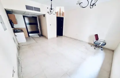 Apartment - 1 Bathroom for rent in Muwailih Building - Muwaileh - Sharjah