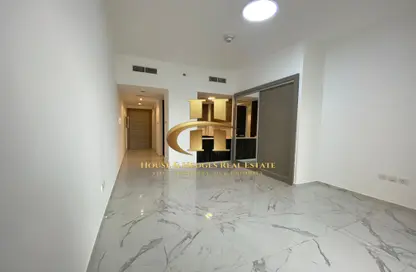 Apartment - 1 Bathroom for rent in Golden Dream Tower 1 - Jumeirah Village Circle - Dubai