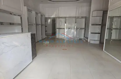 Shop - Studio - 1 Bathroom for rent in Riggat Al Buteen - Deira - Dubai