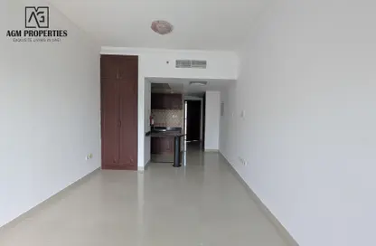 Apartment - 1 Bathroom for rent in Al Nayli Building - Dubai Silicon Oasis - Dubai