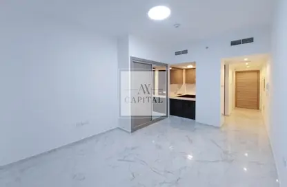 Apartment - 1 Bathroom for rent in Golden Dream Tower 1 - Jumeirah Village Circle - Dubai