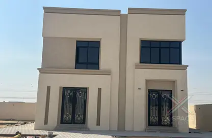 Villa - 4 Bedrooms - 5 Bathrooms for rent in Al Aweer 1 - Al Aweer - Dubai