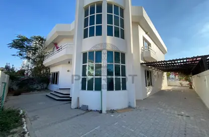 Villa - 4 Bedrooms - 4 Bathrooms for rent in Umm Suqeim 2 - Umm Suqeim - Dubai