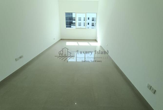 Property　Rent　GREAT　FACILITIES　Finder　3BEDROOM　Towers:　in　DEAL　Khalidiya　WITH　Apartment　for