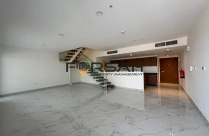 Duplex - 3 Bedrooms - 4 Bathrooms for rent in Oasis 1 - Oasis Residences - Masdar City - Abu Dhabi