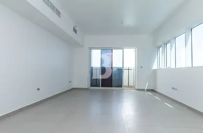 Apartment - 2 Bedrooms - 3 Bathrooms for rent in Al Reef Tower - Corniche Road - Abu Dhabi