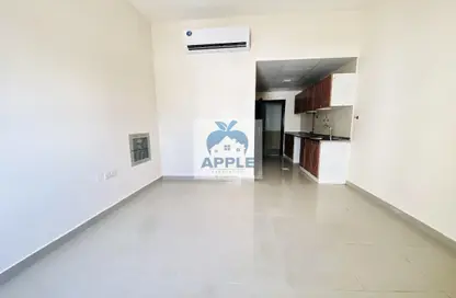 Apartment - 1 Bathroom for rent in Muwailih Building - Muwaileh - Sharjah