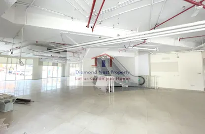 Show Room - Studio - 3 Bathrooms for rent in Mina Tower - Mina Road - Tourist Club Area - Abu Dhabi