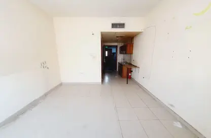 Apartment - 1 Bathroom for rent in Muwaileh 3 Building - Muwaileh - Sharjah