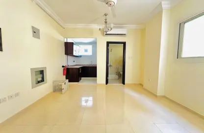 Apartment - 1 Bathroom for rent in Muwailih Building - Muwaileh - Sharjah